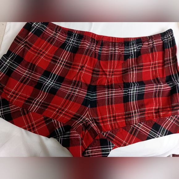 2/$30 Victoria's Secret Soft Cozy Red and Black Checkered Pajamas Short Set (#4) - Picture 9 of 10